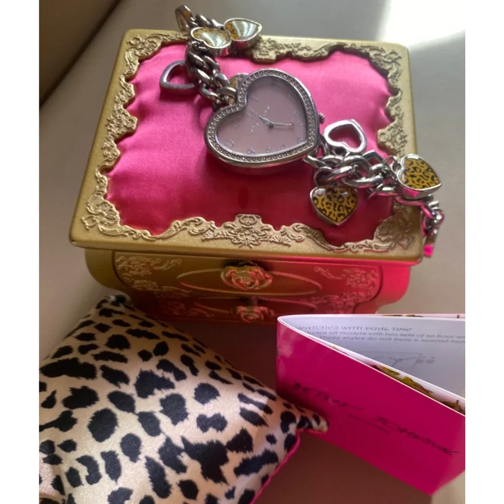 RARE BETSEY JOHNSON Cheetah Heart Charm Watch, Chain, Original Gold / Pink Chest